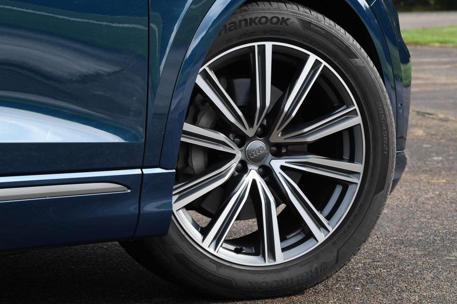 Колеса Audi Q8 50 TDI Quattro S-Line 2018 года  (UK) (фото 24 из 27)